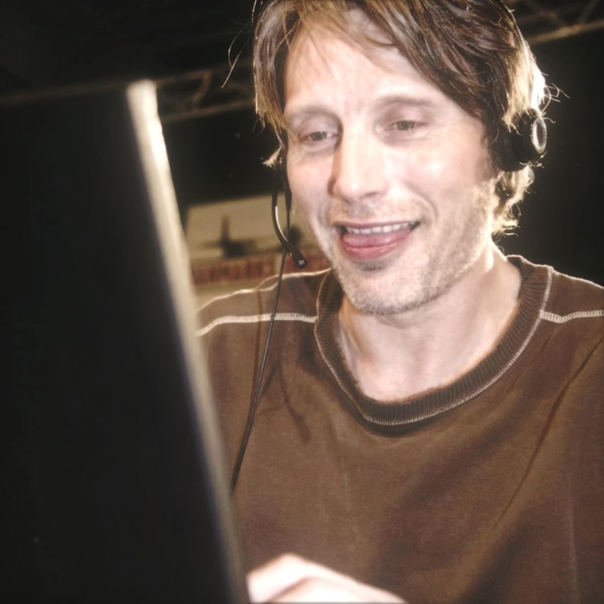 kjur8p's tweet photo. How I look at the paper when drawing Hugh Dancy https://t.co/fjF59jWn2J