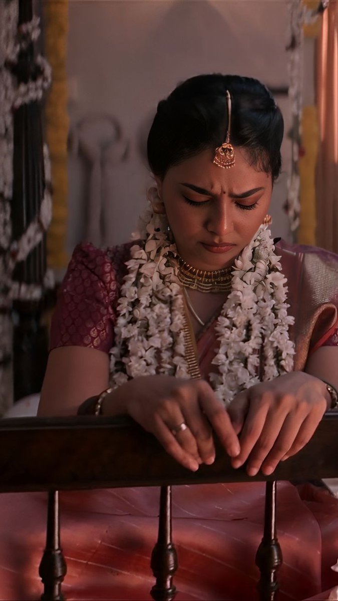 Priya_Mystic's tweet photo. Mama : En di muncha thooki vachi kitu iruka

Sissy Me : Evalo late ha va varathu, naan ungaluka evalo neram kathu kitu irukarathu

Mama : Sorry di thangam, un akka va samalichitu varathukula late agiduchi. Sari, arambikalam

Sissy Me : ponga, naan ennim unga mela kovama tha iruke https://t.co/Vch6T1nySb