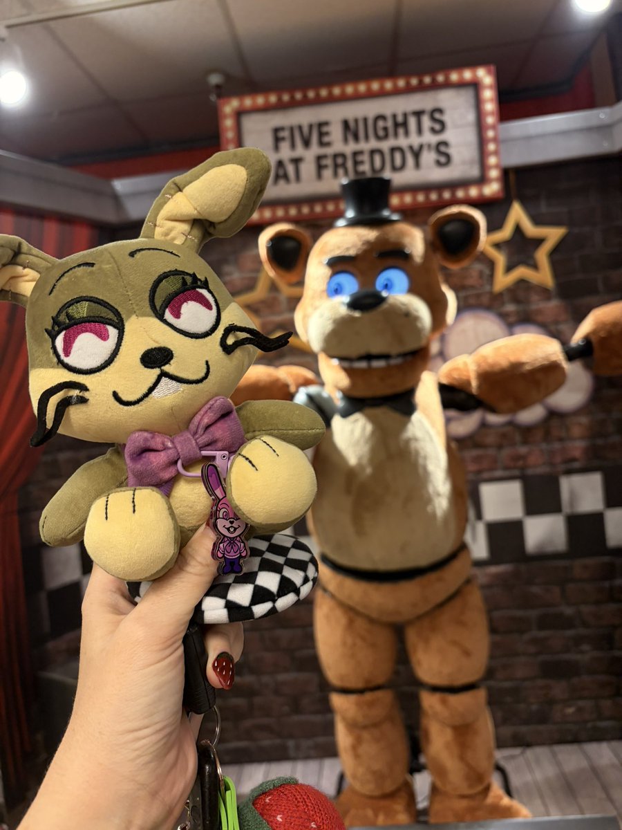glitchtrapswife's tweet photo. Brought him to meet Freddy 
We have the stage now yay https://t.co/HDTDxICdHb