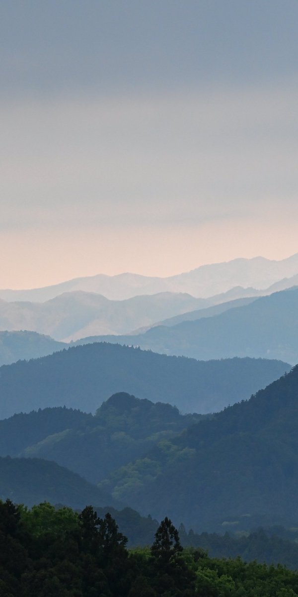 dualsurface's tweet photo. こういう淡いグラデーションの山並み好きなんだけど、伝わるかな...。 https://t.co/ptlXKE8iEA