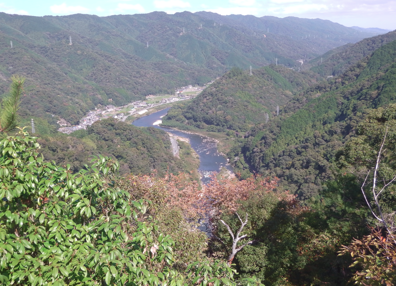 JAPAN_D3's tweet photo. 温泉が消えた「人口1007人の町」に観光客15万8356人…30年間解体できない《廃墟ホテル》と、100年ぶりに復活した「飲み物」(東洋経済オンライン)
#Yahooニュース
https://t.co/XTADFRTPYJ 

景色良かったし、笠置山は観光スポットとして十分な機能ある、けどお金は回らないんでいろいろ勿体ない町だったなぁという印象。
食事できるのが数軒しか無かったし温泉閉館してたし。自分も電車代以外でお金使ったの協力金と食事だけだったのよ。。