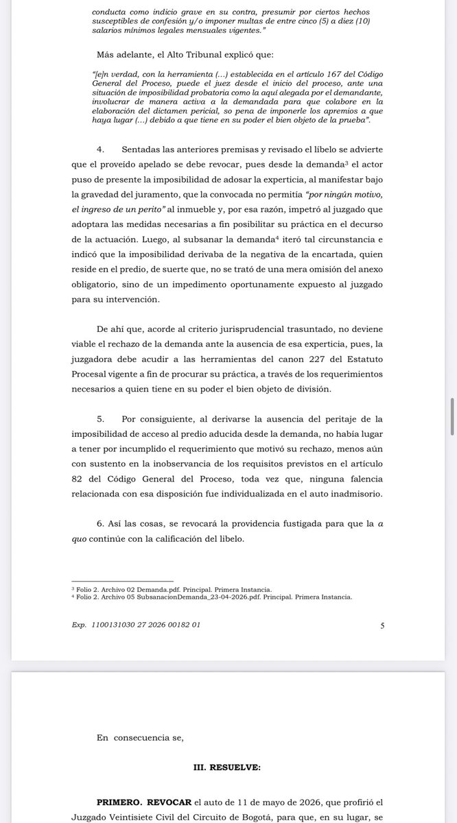 jairoparrac's tweet photo. CUANDO APORTAR EL DICTAMEN CON LA DEMANDA RESULTA IMPOSIBLE. TSB: Aunque en el proceso divisorio el artículo 406 del CGP exige acompañar la demanda con un dictamen pericial, esa carga no puede aplicarse de manera absoluta cuando la parte demuestra que se encuentra materialmente imposibilitada para obtenerlo. En esos casos, el juez debe acudir a las herramientas previstas en el Código para facilitar la práctica de la prueba y exigir la colaboración de quien tiene en su poder el bien objeto de la experticia.

Por ello, si la falta del dictamen no obedece a una simple omisión de la parte, sino a un impedimento atribuible a la contraparte, no resulta procedente rechazar la demanda. Lo adecuado es adoptar las medidas necesarias para permitir la elaboración del dictamen y, de ser el caso, aplicar las consecuencias previstas frente al incumplimiento del deber de colaboración.

En mi opinión, la decisión resulta interesante porque muestra que las cargas no pueden analizarse de manera aislada ni aplicarse mecánicamente cuando su cumplimiento depende precisamente de la colaboración de la contraparte. No tendría sentido exigirle a una parte un dictamen que materialmente no puede obtener y, al mismo tiempo, permitir que quien impide su elaboración termine beneficiándose de esa conducta. En estos eventos adquieren especial importancia los deberes de colaboración en materia probatoria y las herramientas que el CGP entrega al juez para hacer efectiva la práctica de la prueba.