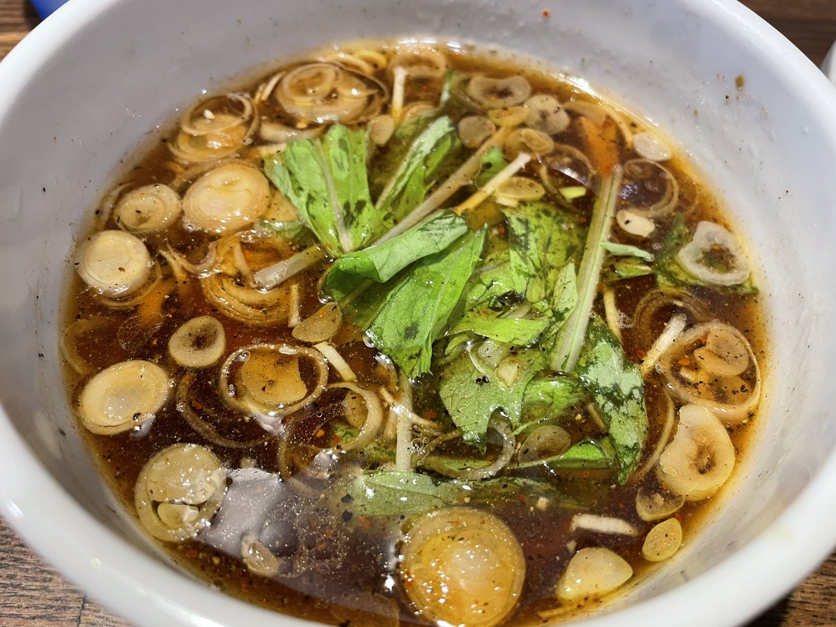 akagi_shimo's tweet photo. Tombo

醤油のつけソバ（中240g）1450円

麺が中太ツル麺になってからつけそばの頻度があがりました
ラーショのような、割と昔懐かしい甘辛酸なつけ汁は元々のこの店の出汁の強さと胡椒で絶妙に上品なジャンクさ

かみ山さんご主人も激賞

食べログ3.73/google3.9

#ラーメン #tombo #食べログtop5000 https://t.co/96oINffGrz