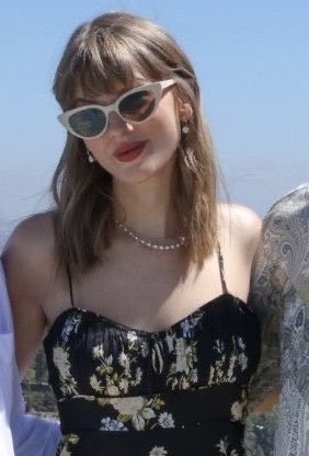 LaPuercaylor's tweet photo. Vean esa face card 
Me da vibras muy de 1989 😭 https://t.co/WZjyudTDN6