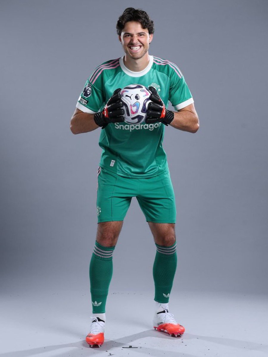FergieLadsID's tweet photo. 2025
Cunha - 🇧🇷
Mbeumo - 🇨🇲
Lammens - 🇧🇪
sesko - 🇸🇮

2026
Santos - 🇧🇷
Baleba - 🇨🇲
Tielemans - 🇧🇪
????????? - 🇸🇮

info  left back asal Slovenia 🇸🇮 ?😂 https://t.co/O9wIlg5Mpk