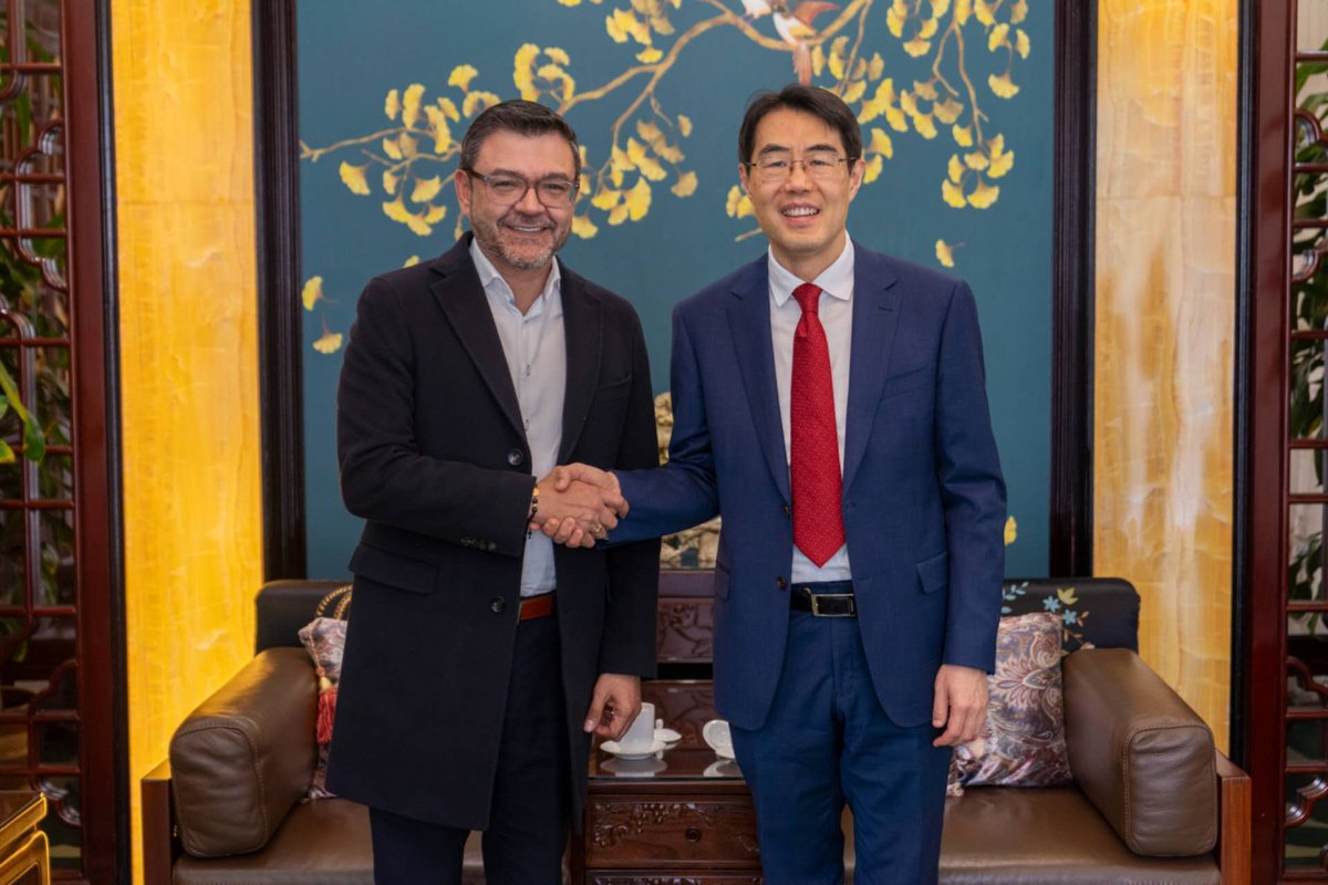 zhu_jingyang's tweet photo. Junto con el presidente del @ICETEX @richardcaicedo, asi como representantes de la @CancilleriaCol y @Mineducacion, ofrecemos una ceremonia de despedida de 30 jovenes colombianos que inician pronto sus estudios de maestria y doctorado en las universidades chinas, gracias de becas del gobierno chino. Les deseamos una muy grata fructifera experiencia en China.🇨🇳🇨🇴