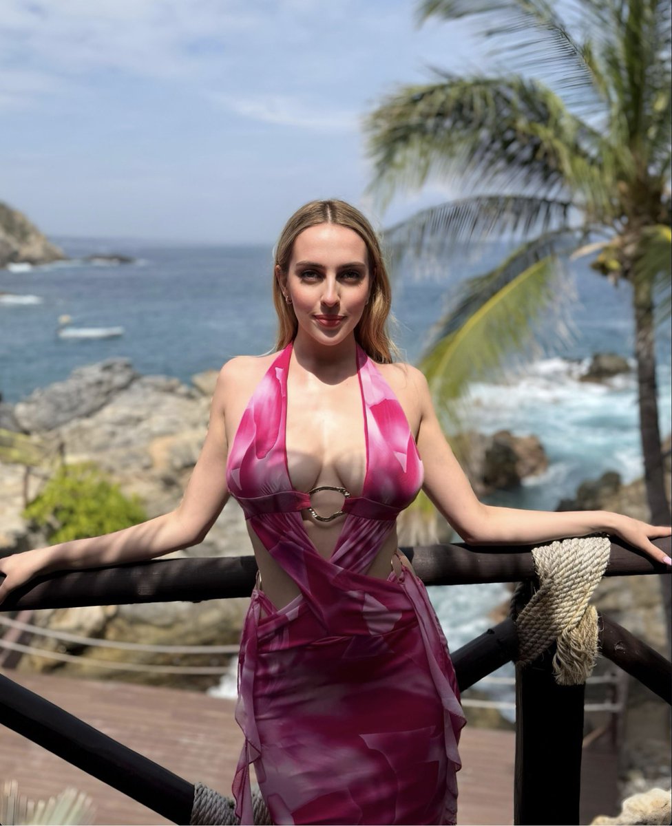 canclips7's tweet photo. KIM MIGNEAULT SIEMPRE MOSTRÁNDONOS SU CUERPO 😍🔥 https://t.co/yw3uWyVjHt