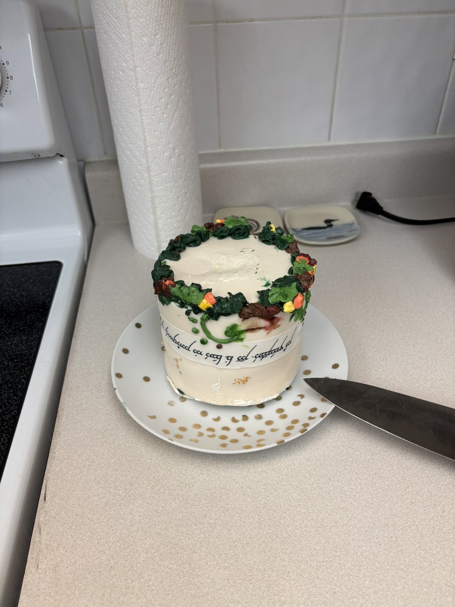 EmileMehr's tweet photo. 300th day of marriage and some Lord of the rings wedding cake https://t.co/HG8SjfzH32