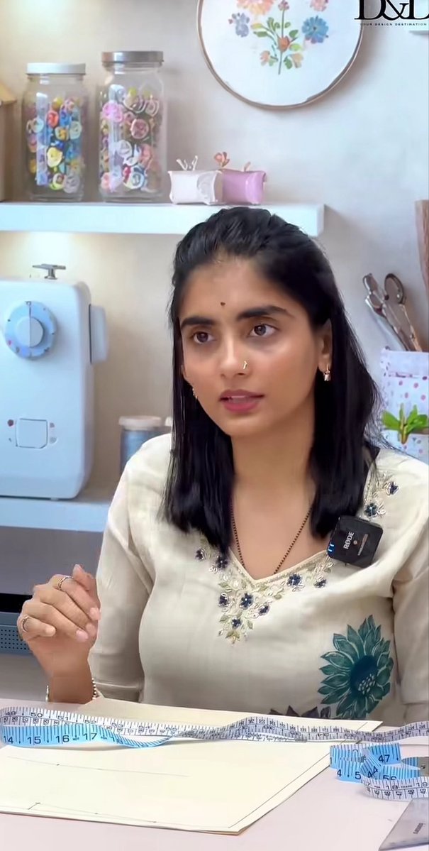 kujulimasthu_'s tweet photo. Happy Weekend !

Tailor Akka showcasing her new artwork of her blouse 
how is it friends? https://t.co/Bp269I9lWn