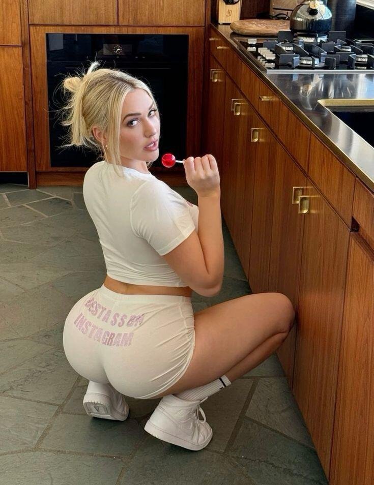Sarahzwxa's tweet photo. Please I need a boyfriend if you can message me https://t.co/8uU3StjrIo