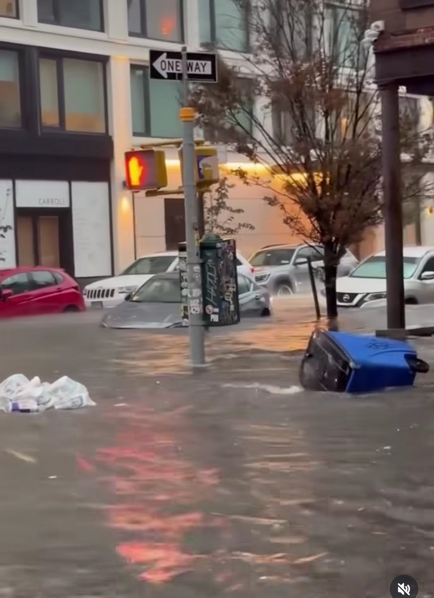 SonPolemicas's tweet photo. Si hay terremotos en Colombia y Perú, la prensa tarifada y los Escuálidos dicen que son fenómenos naturales, si es en Venezuela dicen que es "culpa del socialismo".
Si se inunda New York, es por las lluvias, si pasa en Venezuela es "falta de mantenimiento del rrrregimen". https://t.co/tliGmY7qVM