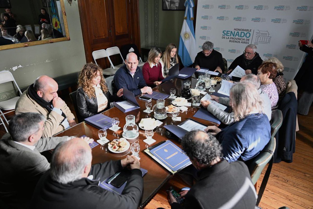 chubyleguizamon's tweet photo. Hay una panadería en 64 entre 1 y 2 que amasa desde antes de que existiera la mitad de las casas del barrio.

Una librería en 7 entre 55 y 56 donde tres generaciones de platenses compraron sus primeros cuadernos.

Un comercio en 11 y 68 donde todos los años nuestros padres compraban los uniformes para ir a clase.

Una relojería, una cerrajería artística, un molino, una sedería, una carnicería, una ferretería que todavía atiende el nieto del que puso el cartel.

Son más de setenta y están todos acá, en La Plata. Negocios de entre 65 y 140 años, con la misma familia y en el mismo rubro. Atravesaron hiperinflaciones, cambios de moneda, crisis, la llegada de las grandes cadenas y la de internet. Y siguen abriendo la persiana todas las mañanas.

Hoy, por primera vez, entraron juntos al Senado bonaerense.

Junto a la senadora Sabina Bastida, el senador Matías de Urraza y el senador Pedro Borgini, les entregamos la declaración de interés legislativo que aprobó la Cámara a la Red de Comercios Familiares Históricos de La Plata.

La Red no la creó el Estado. La crearon ellos, juntándose por su cuenta, sin pedirle nada a nadie. Nosotros solamente vinimos a estar a la altura.

Apenas el 30% de las empresas familiares llega a la segunda generación. Menos del 5% alcanza la cuarta. Que en una sola ciudad haya más de setenta sosteniendo entre dos y cinco generaciones no es una casualidad ni una postal antigua: es una parte viva de lo que somos.

Cuando cierra un comercio histórico, La Plata no pierde un local. Pierde una historia.

@SabrinaBastida6 @Matiasdeu @BorginiPedro