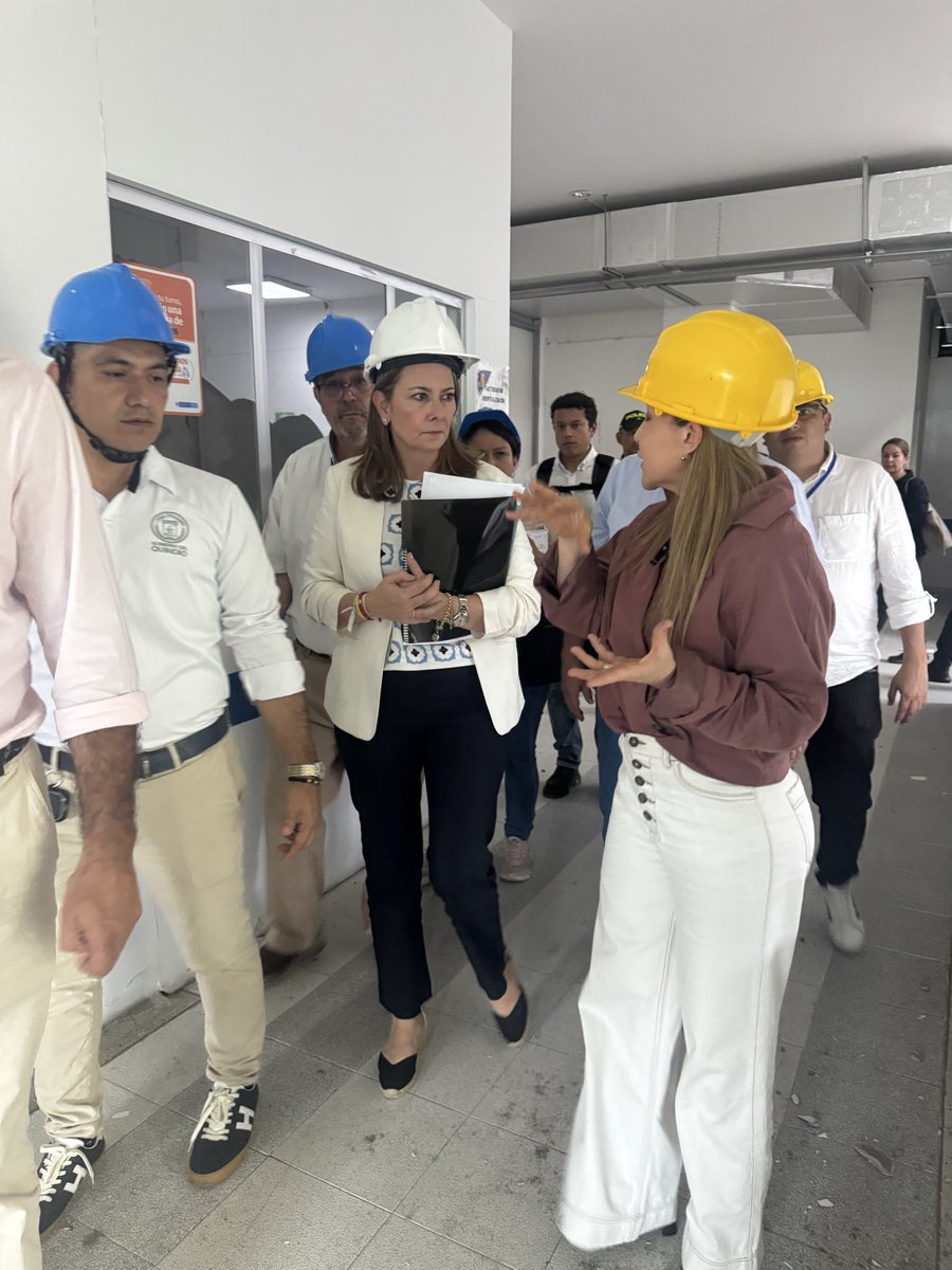 AnaVesga_G's tweet photo. Llegamos a Quindio , fuertemente afectado en su red hospitalaria. A los daños físicos  se suman deudas de meses con eps intervenidas. Desde @minsalud tenemos el reto de avanzar en la reconstrucción de la infraestructura y en la estabilización financiera del sector. Nos reunimos con la red pública y privada con quien mantendremos esta diálogo y acompañamiento permanente 
#Armenia #calarca #Quimbaya
@QuindioGob