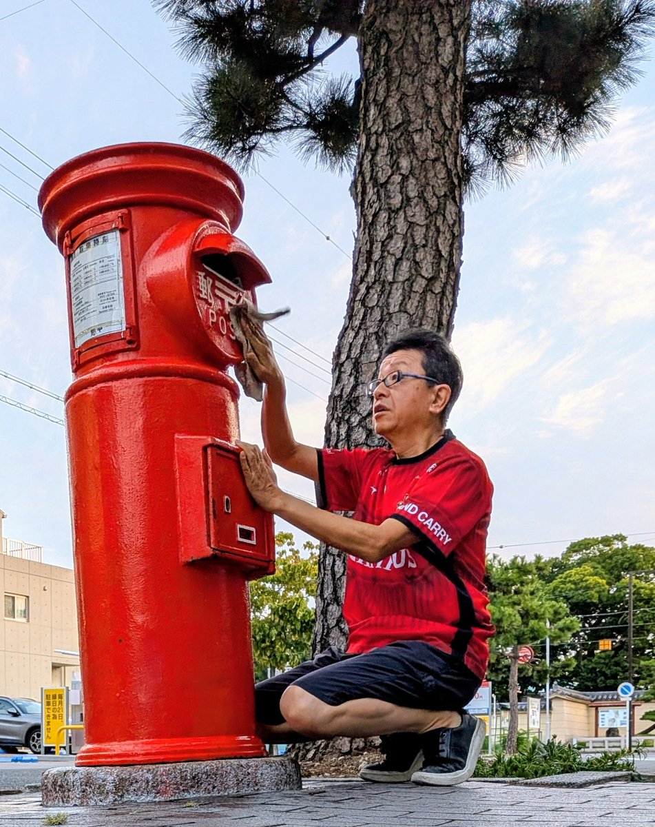 takumarupost's tweet photo. 早朝　名古屋　日泰寺参道1952年製の丸型ポストを清掃してきました。

この丸型ポストは、25年前に
丸型ポストを撮影するきっかけになったポストです。

恩返しと感謝の気持ち、
地域のため、自分磨きのために
10年間清掃つづけています。

#郵便ポスト清掃
#丸型ポスト　
#日泰寺参道
#自分磨き https://t.co/KBrk1nVDGv