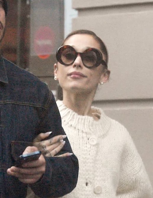 chaescvnty's tweet photo. she clocked the paparazzi dead in the eye 😭😭😭 https://t.co/lkCVvtJPgX