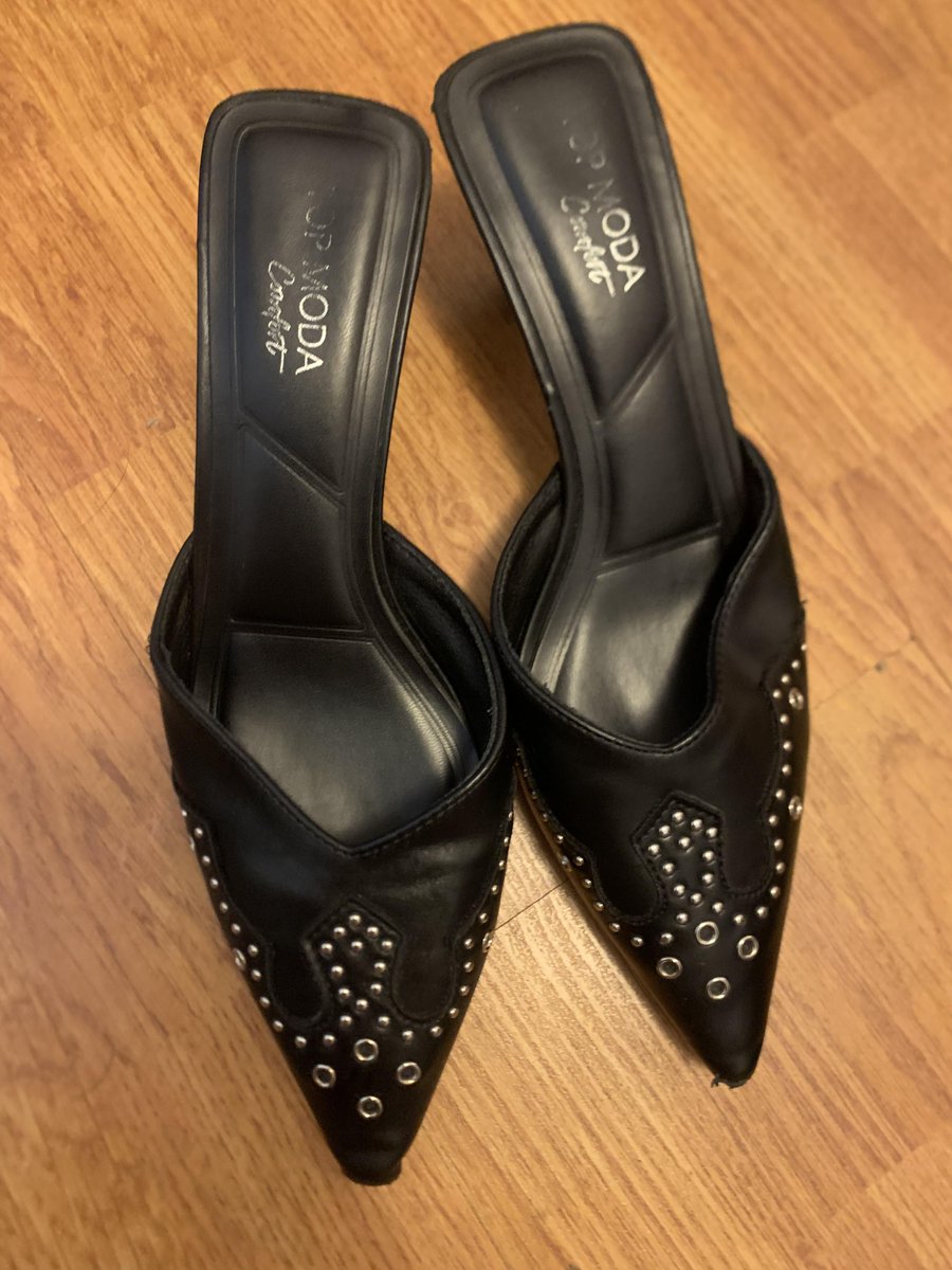 _cd_Christine's tweet photo. I'm wearing nice shoes, but my feet still hurt quite a bit https://t.co/YRgSBQAJFW