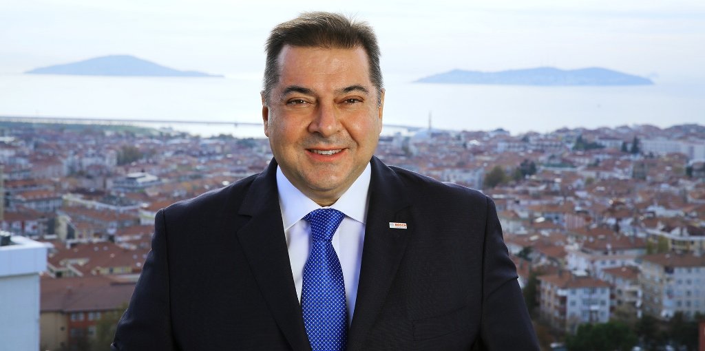 PiyasaTturkiye's tweet photo. 🔴 Çalık Holding Yönetim Kurulu Üyesi Steven Young:

📍50 yıl sonra dünyanın üç büyüğü Çin, Hindistan ve ABD olacak.

📍Avrupa ülkelerinin ilk 10’daki ağırlığı ise ciddi biçimde azalacak.

📍Türkiye’nin ekonomik büyüklüğü de gelecekte üç kattan fazla artabilir. 

📍Türkiye’nin kazananlar tarafında yer alma potansiyeli bulunuyor. 

📍Büyük sermaye her zaman nereye gideceğini araştırır. 

📍Yalnızca uygun maliyet değil, iyi eğitim sistemi ve nitelikli iş gücü de arar. 

📍Türkiye’nin gelecekteki rekabet gücünü artırabilmesi için insan kaynağı, eğitim ve diğer yapısal alanlara odaklanması gerekiyor.