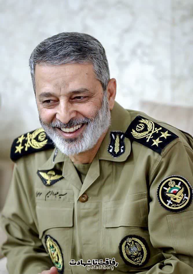 Kia83nn's tweet photo. رهبر شهید میپرسند: 
_آقای موسوی خونه دارید؟!
چون نمی‌خواستند حضرت آقا رو ناراحت کنند، ایشون جواب میدن بله یک خونه دو طبقه « منظورش قبرشون بود » 
فرمانده کل نیروهای مسلح ایران خونه نداشت.‌‌..

حلالمون کن سید 
ای عبدصالح خدا🕊
#شهید_سیدعبدالرحیم_موسوی https://t.co/4mtdSlCMUE