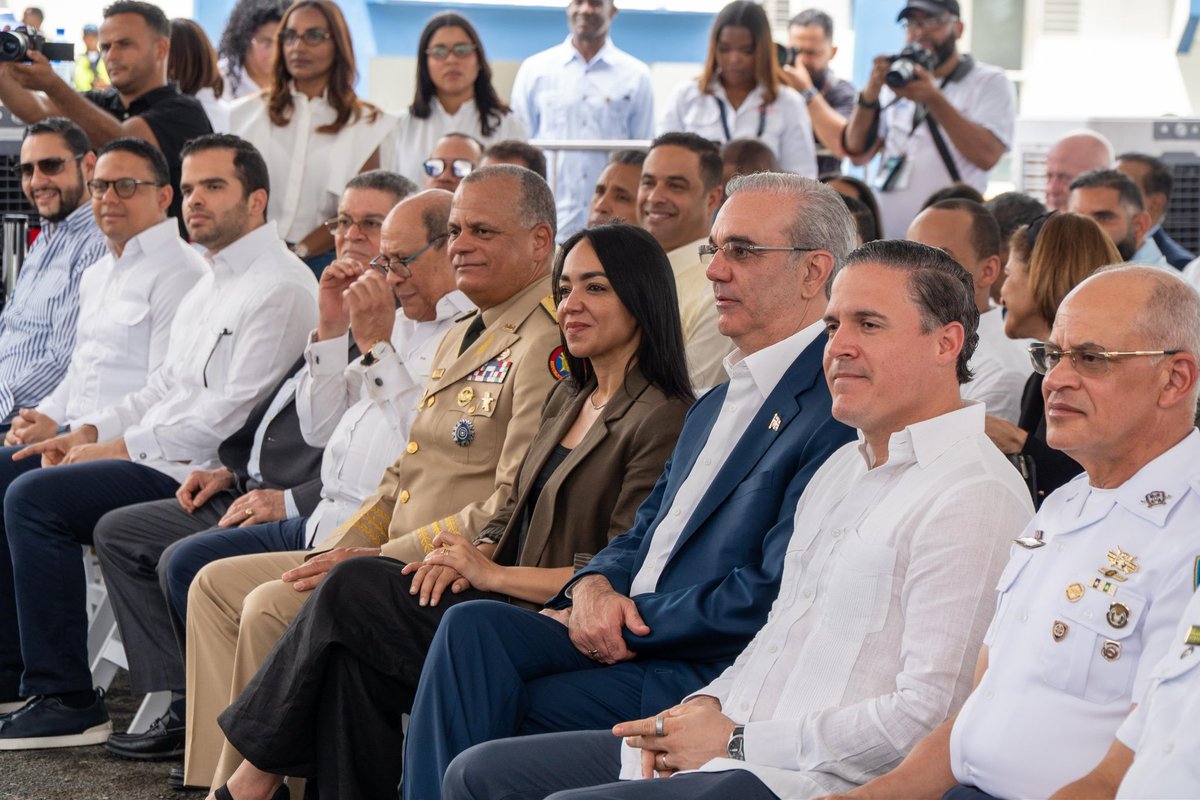 FarideRaful's tweet photo. Hoy acompañamos al presidente @LuisAbinader en la inauguración del Instituto Policial de Educación Superior (IPES), un paso importante para fortalecer la formación, profesionalización y especialización de nuestros policías. 

La reforma policial también se construye desde las aulas: con más educación, mejores herramientas y una Policía cada vez más profesional al servicio de la ciudadanía.