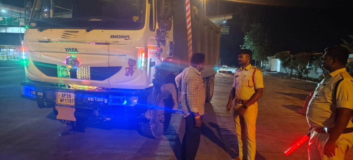 tirupatipolice's tweet photo. తిరుపతి జిల్లా పోలీస్ శాఖ
ప్రజల భద్రతకు భరోసా.. రాత్రివేళల్లో గ్రామాల్లో పోలీసుల ముమ్మర గస్తీ
- రాత్రివేళల్లో గ్రామాల సందర్శనతో ప్రజలకు భద్రతపై భరోసా
- గ్రామసభలు నిర్వహిస్తూ శాంతియుత వాతావరణంపై అవగాహన.
- స్థానిక ఎన్నికల నేపథ్యంలో గ్రూపు తగాదాలకు దూరంగా ఉండాలని సూచన. @APPOLICE100 https://t.co/hxJHE9nPFC