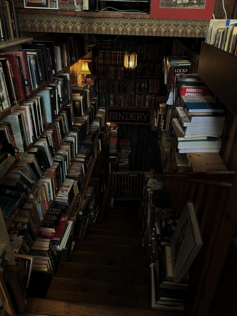 farrowinters's tweet photo. hii i'm new to #booktwt 

✮ 26, nl/en
✮ favs: six of crows, the secret history, if we were villains, in memoriam, the raven cycle, aftg, tgcf
✮ cr: a gathering of shadows
✮ 18+, minors dni

♡/↻ to be moots https://t.co/Ba1JKc27zj