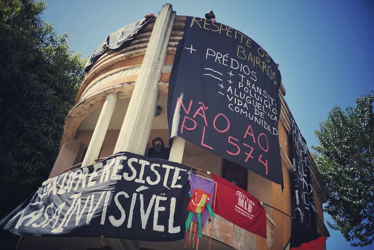 bellagoncalvs's tweet photo. A Kasa Invisível está com ameaça iminente de despejo. Desde 2013, é moradia, biblioteca, cultura e cooperativa no centro de BH, num patrimônio que a própria comunidade ajudou a tombar. Oficiamos PM e Tribunal de Justiça pedindo diálogo, e protocolamos, com a Beatriz Cerqueira, projeto de lei pra reconhecê-la como patrimônio cultural do Estado. Resiste, Kasa Invisível!