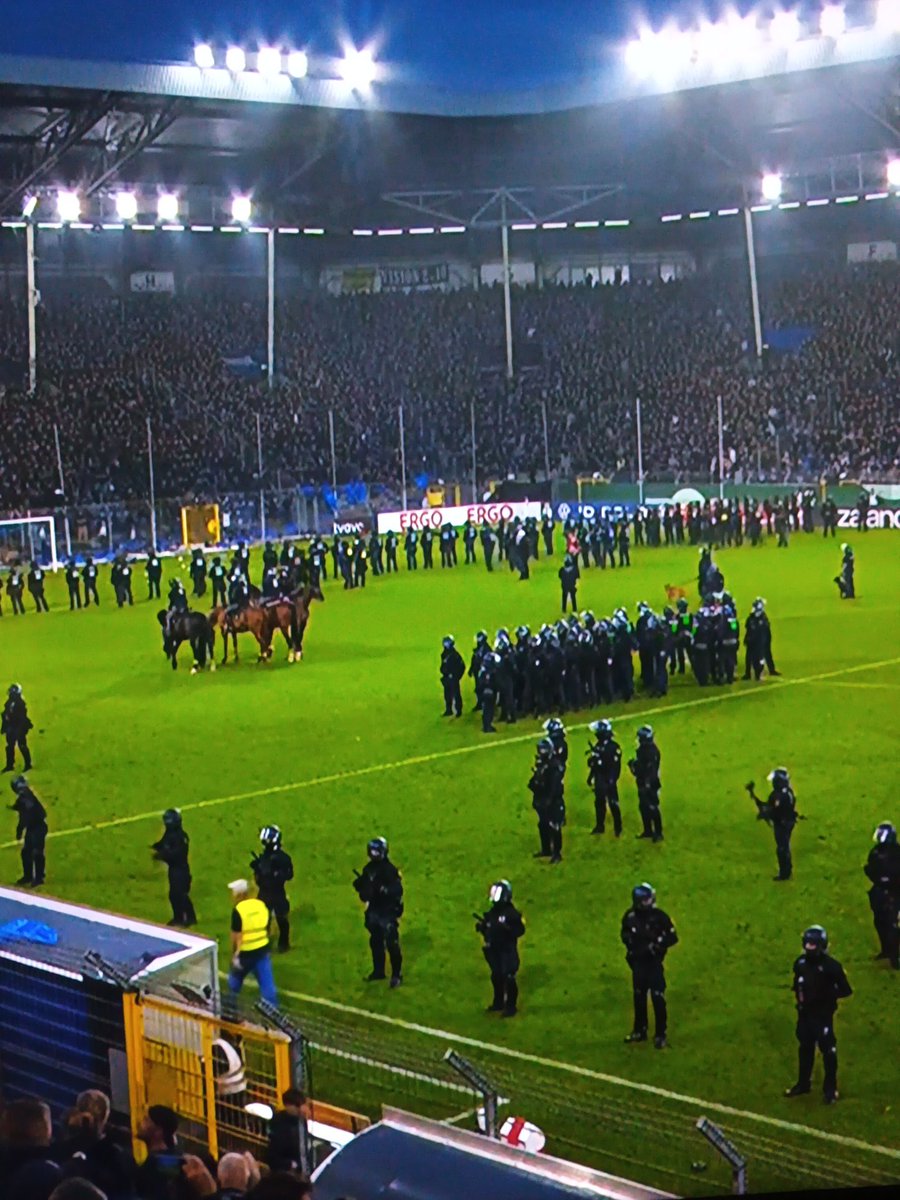 zenonguillen's tweet photo. Menuda hay montada en la primera eliminatoria de la Copa alemana entre Mannheim-Kaiserslautern. Trifulca desde el campo a la grada. Y el campo tomado por la Policía a la espera de la prórroga. ¡Viva el fútbol de verano! https://t.co/yVRDgpS07R
