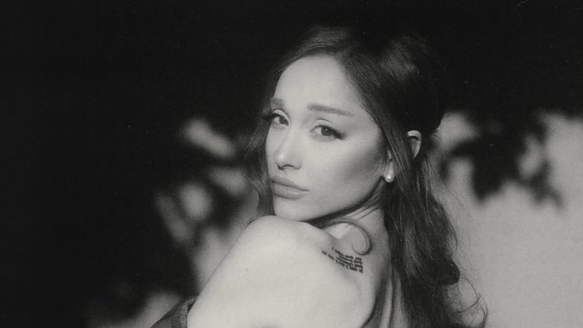 chartstuide's tweet photo. Longest-charting female artists in Global Spotify's Top Music Videos chart top ten history:  
 
#1. KATSEYE — 31 days (4)*
#1. Shakira — 31 days (2)*
#1. ILLIT, LE SSERAFIM — 31 days (1)*
#2. Ariana Grande — 21 days (2)*
#3. TUIDE — 14 days (1)* (+1) https://t.co/ZCJKtGaLPC