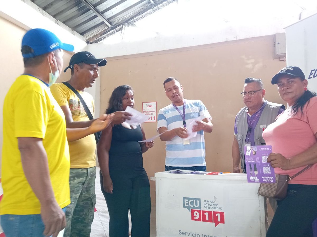 ecu911Ibarra's tweet photo. 📍 #Esmeraldas | En la Casa Comunal de Isla San Juan, parroquia Majua, el @ECU911_ compartió con la comunidad información clave sobre el buen uso de la #LíneaÚnicaParaEmergencias911 y el proceso de articulación con las Instituciones de Primera Respuesta.

📱 También socializó el funcionamiento del #AppECU911 y #BotónVioletaECU911, herramientas tecnológicas que facilitan el acceso a servicios de atención y respuesta ante situaciones de emergencia.
