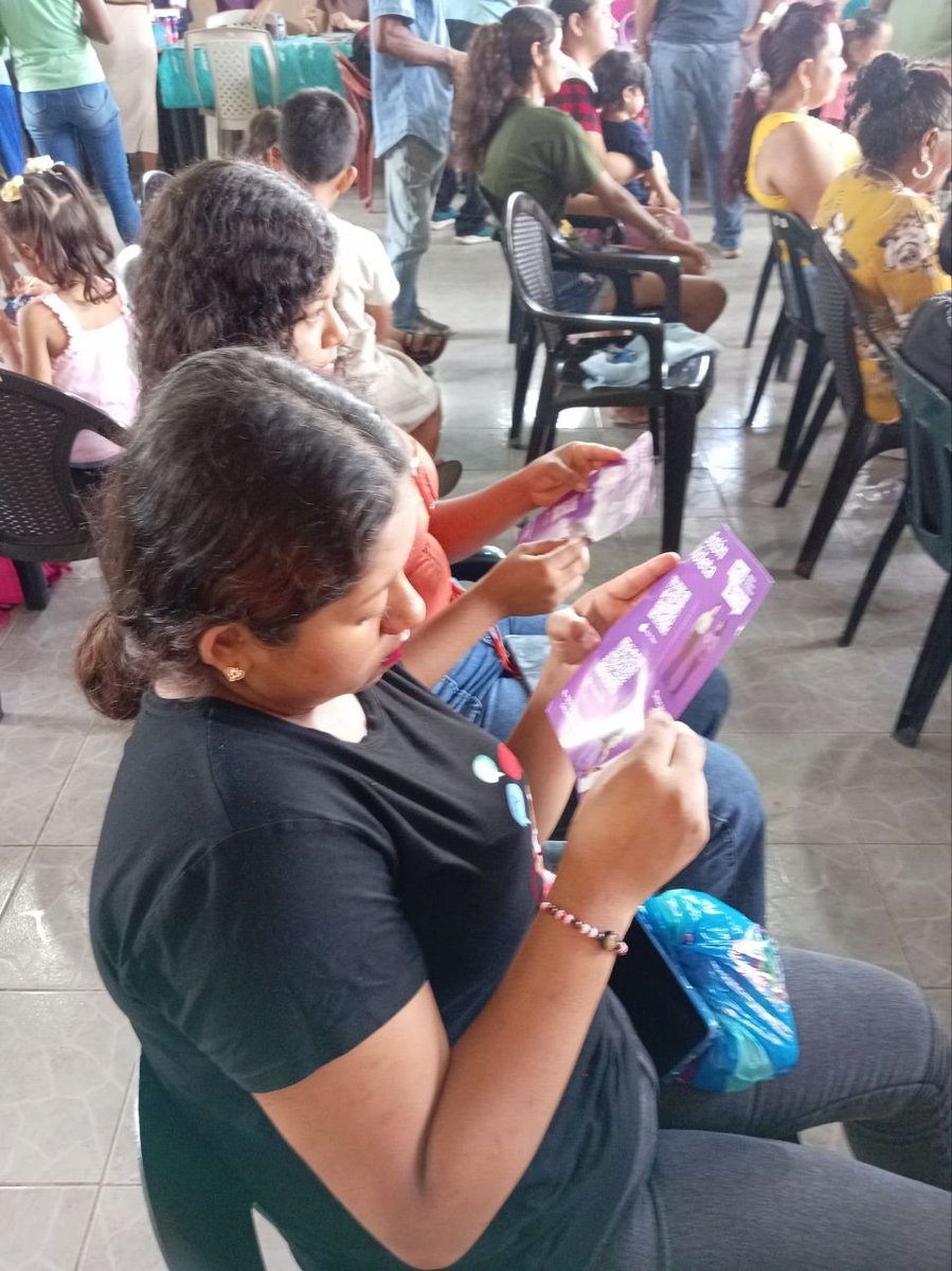 ecu911Ibarra's tweet photo. 📍 #Esmeraldas | En la Casa Comunal de Isla San Juan, parroquia Majua, el @ECU911_ compartió con la comunidad información clave sobre el buen uso de la #LíneaÚnicaParaEmergencias911 y el proceso de articulación con las Instituciones de Primera Respuesta.

📱 También socializó el funcionamiento del #AppECU911 y #BotónVioletaECU911, herramientas tecnológicas que facilitan el acceso a servicios de atención y respuesta ante situaciones de emergencia.