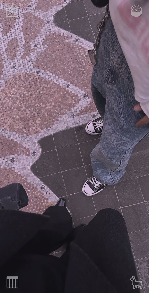 xinggeJLB's tweet photo. I gather my belongings and exit the studio, making my way home. The bus journey flies by, and once I step into my apartment, I slip off my footwear, toss my backpack onto the seat, and proceed to the washroom. I snap a quick selfie, delighted to be back. Apple and cream dessert https://t.co/oT5xsTA2VU