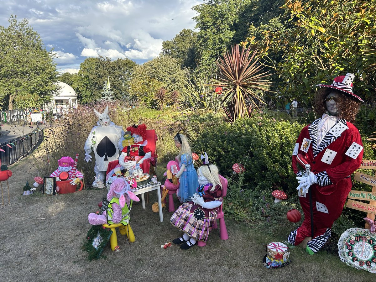 CalledBetty's tweet photo. So first I went to see the scarecrows in my favourite #ValePark https://t.co/6t65L9ywKa