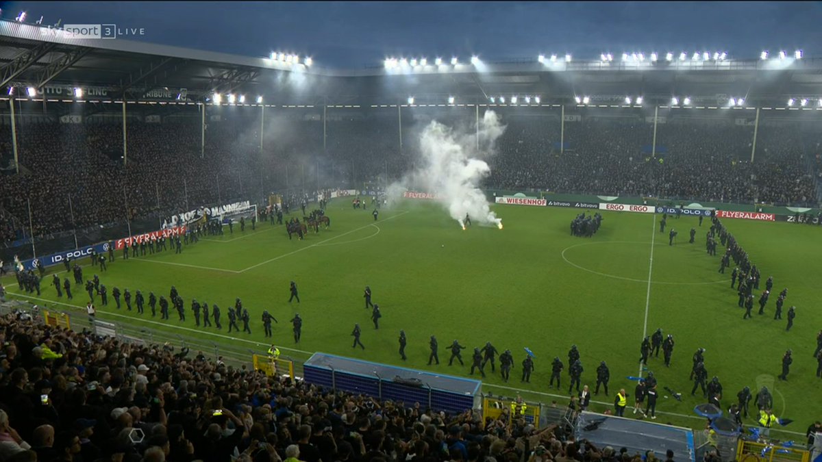 der_wolf_aus_dd's tweet photo. Mannheim und Kaiserslautern haben Glück, dass sie Wessiclubs sind.

Da kann man nämlich nicht aus dem DFB-Pokal ausgeschlossen werden. #MANFCK #sgd1953 https://t.co/lu4A2rs9uo