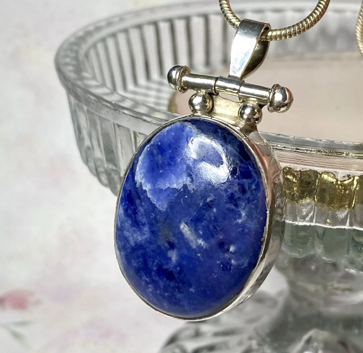 StuffWeFind1's tweet photo. Modern Vintage Sodalite Sterling Silver Necklace - 16" Snake Chain - 26g Total

https://t.co/11PlxLLGwj

#necklace #jewelry #sterlingsilver #sodalite #vintage #stone https://t.co/6NdaSR6tQG