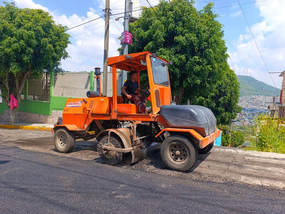 TuAlcaldiaGAM's tweet photo. 🚧❤️ Donde antes había abandono, hoy hay transformación.

La Calle es Nuestra llegó a Luis Donaldo Colosio para cambiar nuestras calles con trabajo en territorio. 🛣️👷🏽‍♂️

Vialidades dignas y seguras para las familias maderenses.

#LaCalleEsNuestra #GAM https://t.co/HD31r46qlM