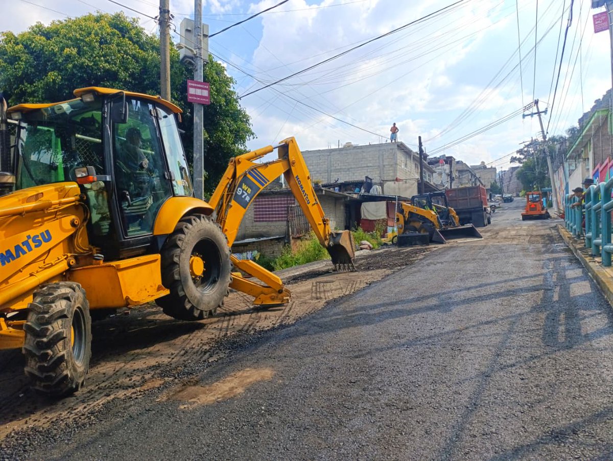 TuAlcaldiaGAM's tweet photo. 🚧❤️ Donde antes había abandono, hoy hay transformación.

La Calle es Nuestra llegó a Luis Donaldo Colosio para cambiar nuestras calles con trabajo en territorio. 🛣️👷🏽‍♂️

Vialidades dignas y seguras para las familias maderenses.

#LaCalleEsNuestra #GAM https://t.co/HD31r46qlM