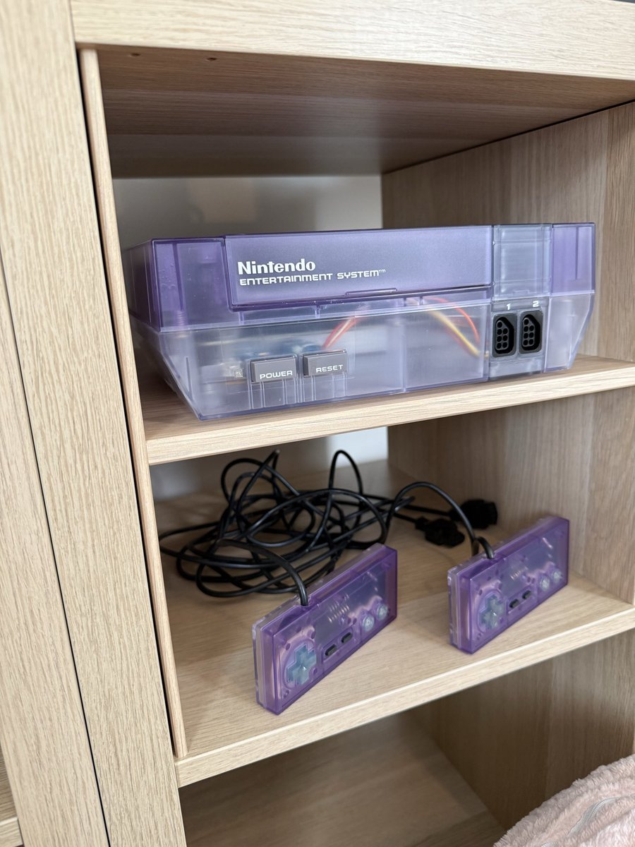 Bammertime14's tweet photo. Just finished up this NES. The previous shell was beat up and broken. No way to save it. 

Purple top
Clear bottom
Smoke controller port bezels
From @Hoskbrew 
Purple LED
Gray Ninten Drawer from @RockerGameMod 

Controllers are matching. With smoke buttons https://t.co/lE818RneMj