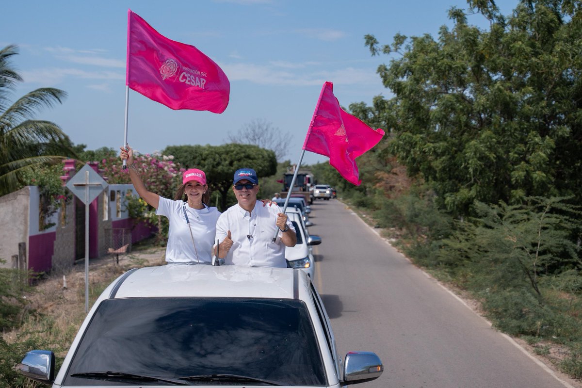 GobdelCesar's tweet photo. ¡Guacoche se pone en marcha!🛣️💗

Hoy iniciamos el mejoramiento de 11,81 kilómetros del tramo que comunica la Vía Nacional con Guacoche, una obra que fortalece la conexión del norte de Valledupar, beneficiando, además, a las comunidades de Guacochito y El Jabo.

Con una inversión superior a los $42.000 millones, transformaremos esta vía con nuevo pavimento, ampliación, obras hidráulicas, señalización y demarcación, para mejorar la seguridad de quienes transitan por ella.

Aquí el desarrollo también se mueve sobre ruedas: campesinos que podrán sacar su producción con mejores condiciones, familias que tendrán una vía más segura para movilizarse y una comunidad que estará mejor conectada con Valledupar.

¡Guacoche, te cumplimos y seguimos imparables!💪🏻