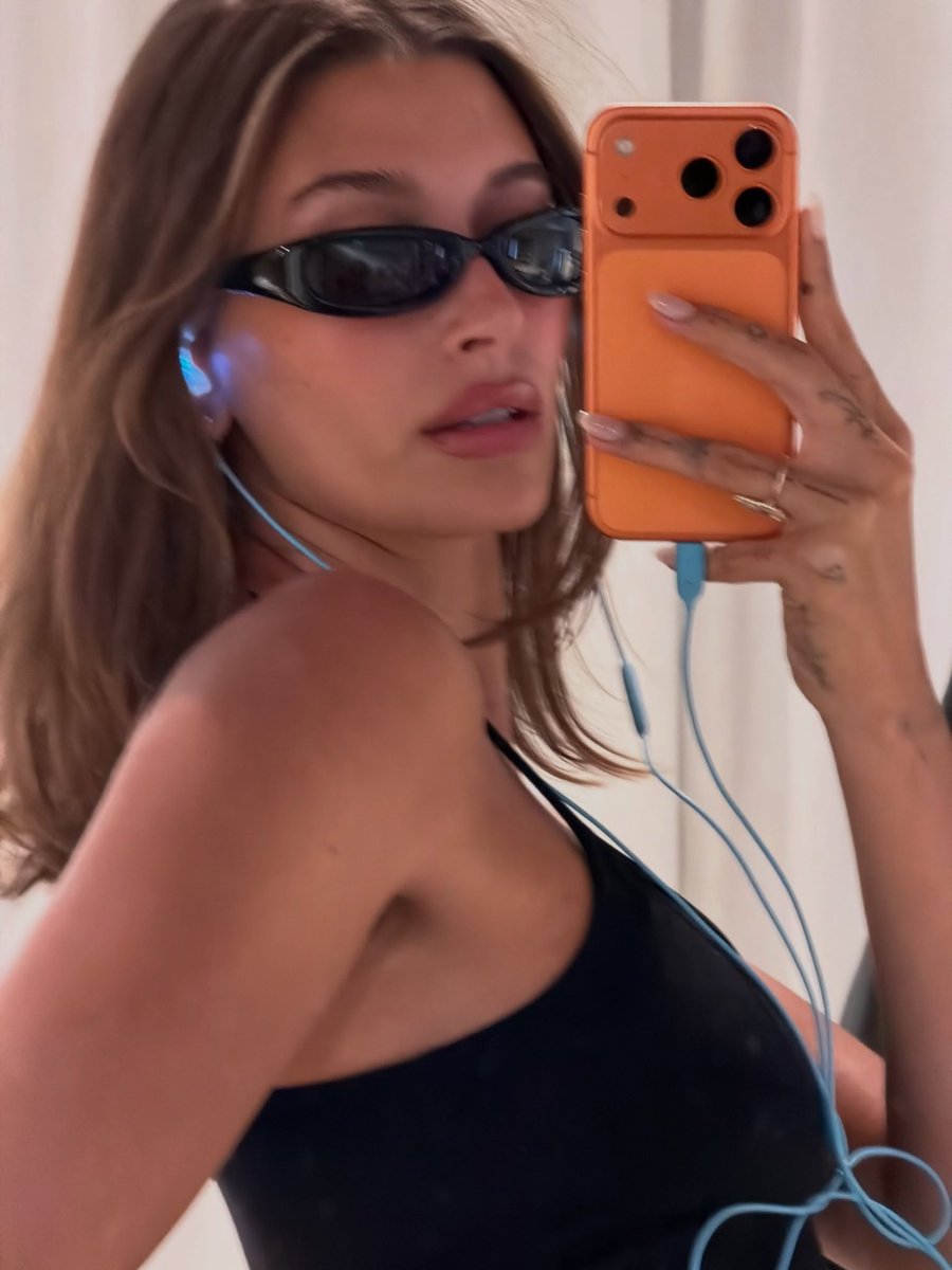 hbbrmidias's tweet photo. Linda! Hailey Bieber publicou no Instagram: "Minha semana com fones de ouvido". 🎧 https://t.co/FWzcxJPyHX