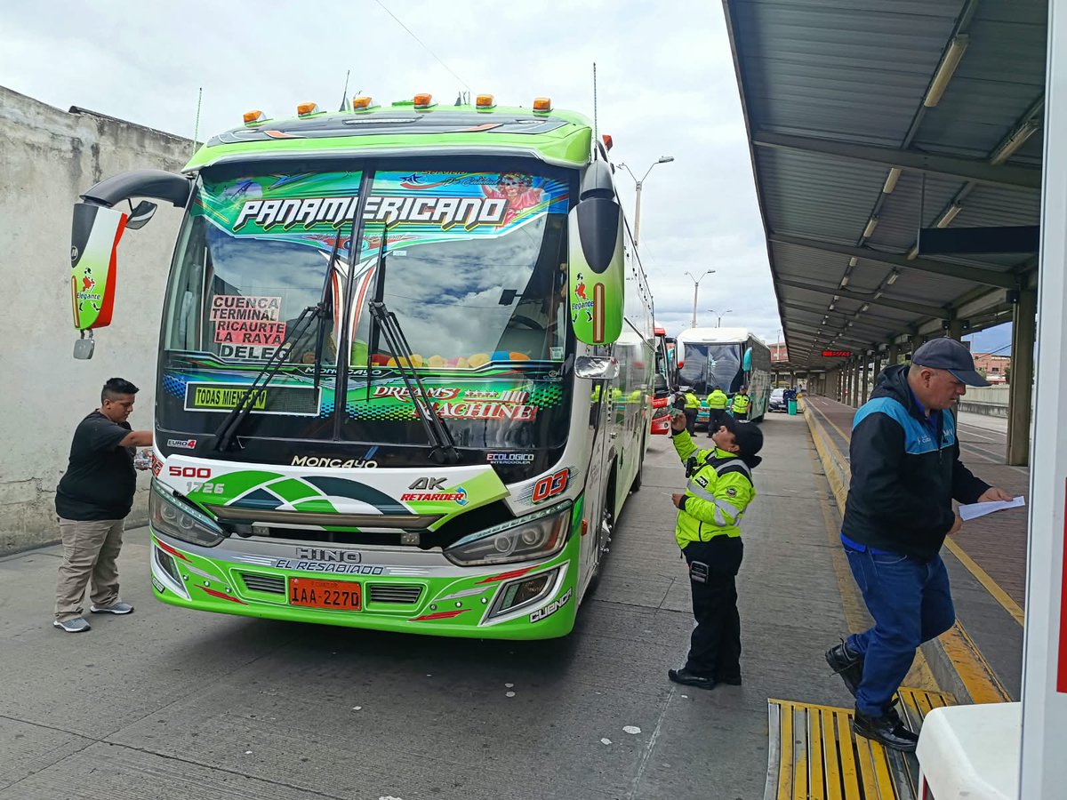 emov_ep's tweet photo. 👮♂️ #EMOVControla
Realizamos operativos de control a las unidades de transporte que parten desde la Terminal Terrestre de Cuenca, verificando su estado técnico-mecánico, documentación en regla y la lista de pasajeros correspondiente.
🔎 Estos controles buscan garantizar que las unidades cumplan con las condiciones necesarias para brindar un viaje seguro a todos los usuarios de las vías.
@MarisolPenaloz2
@AlcaldiaCuenca1