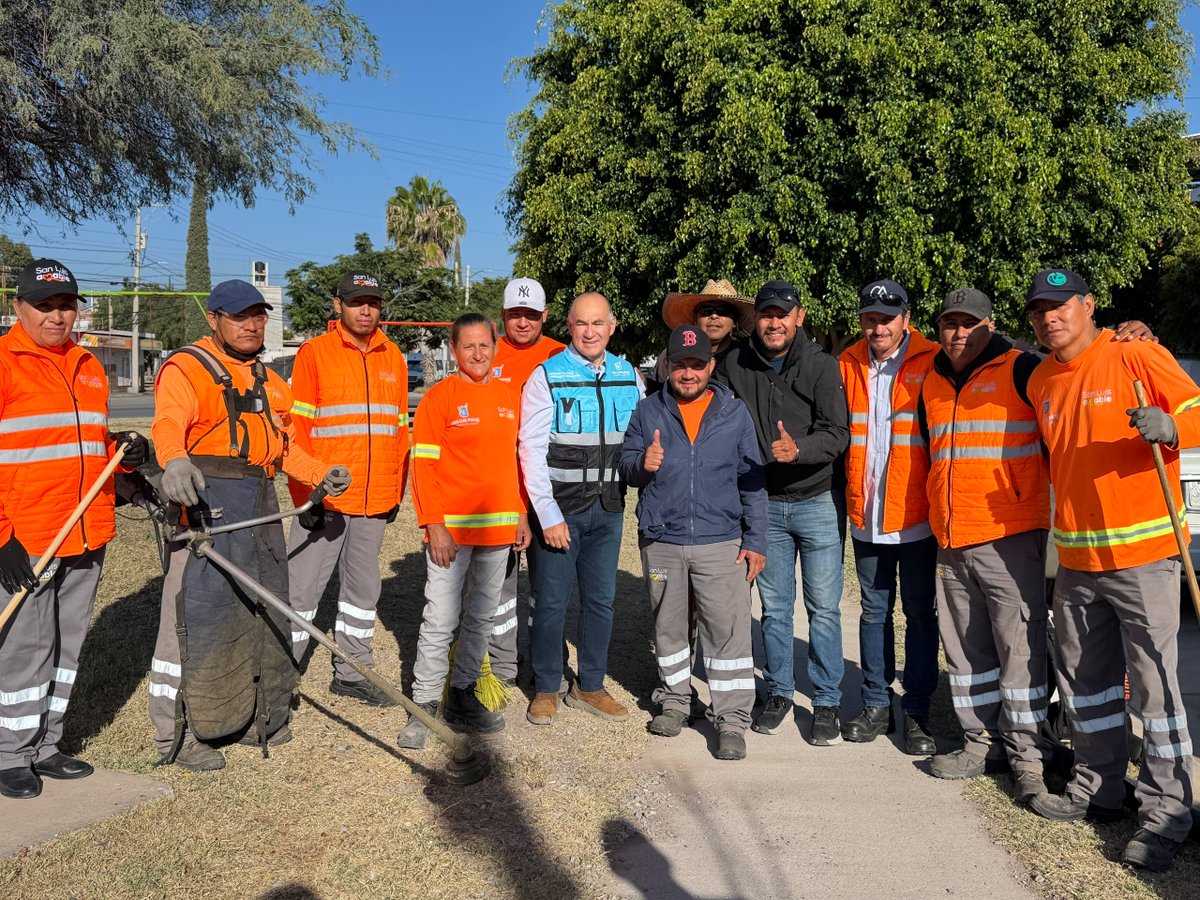 SLPMunicipio's tweet photo. Hay trabajos que se ven en cada parque cuidado, en cada jardín atendido y en cada espacio público que disfrutamos. Pero detrás de cada uno de ellos hay personas que todos los días ponen manos a la obra por San Luis Potosí. 🌳💙 https://t.co/OoswcRckO1