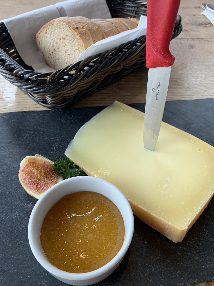 GloAiguafreda's tweet photo. Hem deixat #Ginebra de bon matí per arribar (després de més de 4 h en diferents trens) a #Wengen, per trobar-nos amb la nostra filla. Hem dinat a Allmend i hem fet tarda relaxant a l’spa de l’Hotel Victoria. Un canvi radical de temperatura i de paisatge. Un dia molt feliç! https://t.co/44A8dzUzeC
