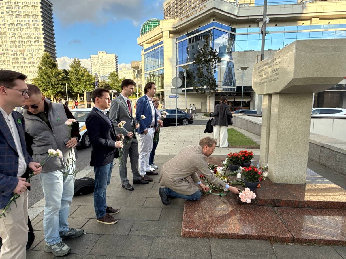 Goncharov_k's tweet photo. Делегация партии Яблоко возложила цветы к памятнику погибшим в дни августовского путча 1991 года. https://t.co/M5utNmYEuF
