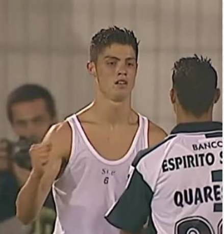 nicolas_vilas's tweet photo. Cristiano Ronaldo marque le 977e but de sa carrière.
Et il marque pour la 25e saison de suite.
Quand il inscrit son premier pion (7 octobre 2002 face au Moreiense), l'Euro entre en circulation, première saison de la Star Ac, Shakira explose (Piqué est encore à la Masia), le litre de gasoil est à 0,76€ et, moi je bosse chez Go Sport.
Et toi, t'étais où en 2002 ?