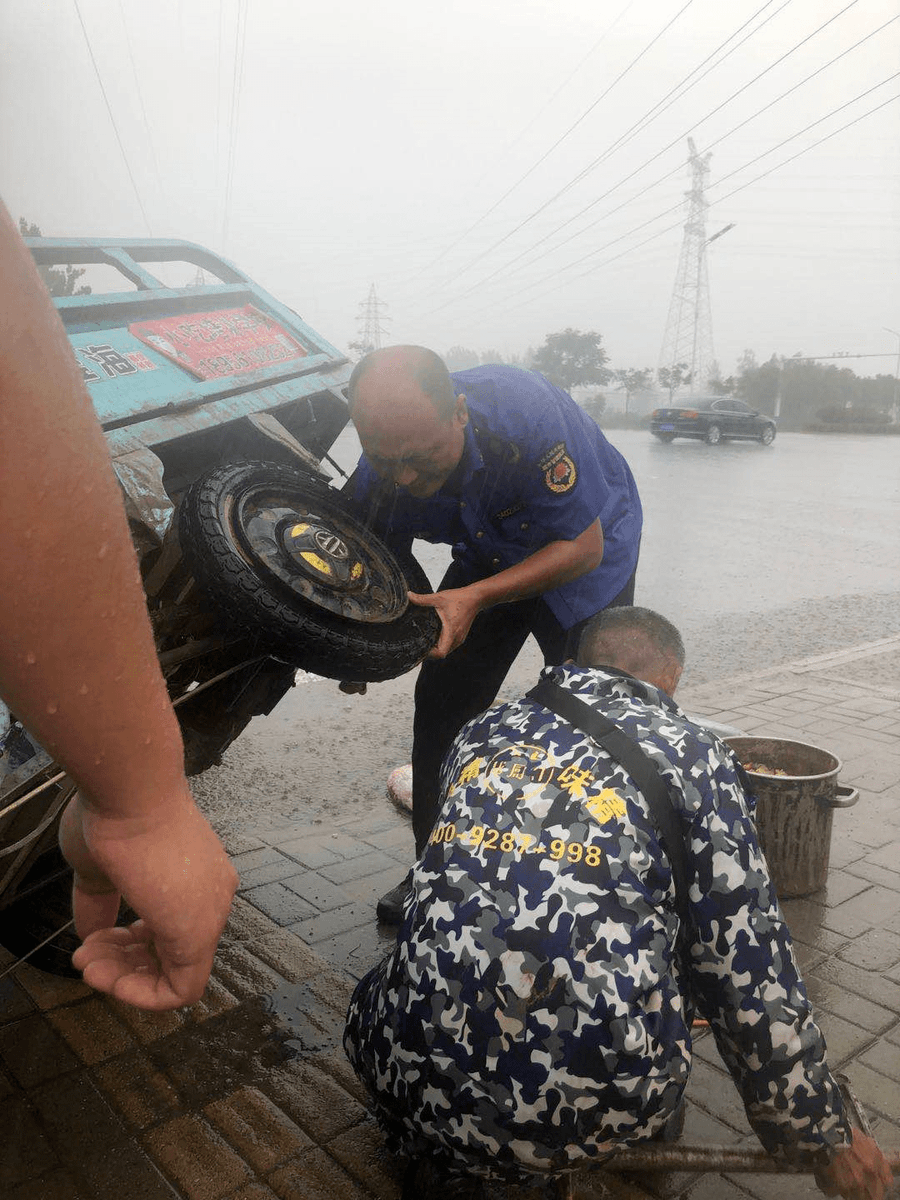 Hayesh19's tweet photo. A stranger noticed my flat tire and pulled over to help fix it in the rain—small act that turned a tough day around.， https://t.co/SrR6B2kNjp