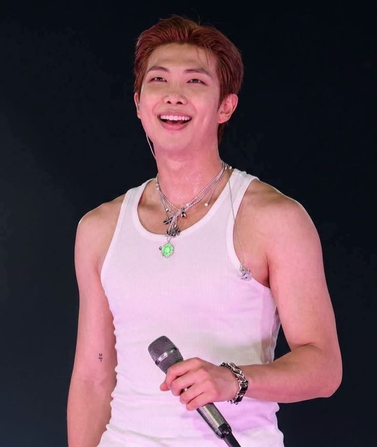BTStoleMyTidies's tweet photo. HOLY SHIT MR KIM NAMJOON CHOKE ME PLEASE I BEG YOU PLEASE https://t.co/q5dPVU7PCB