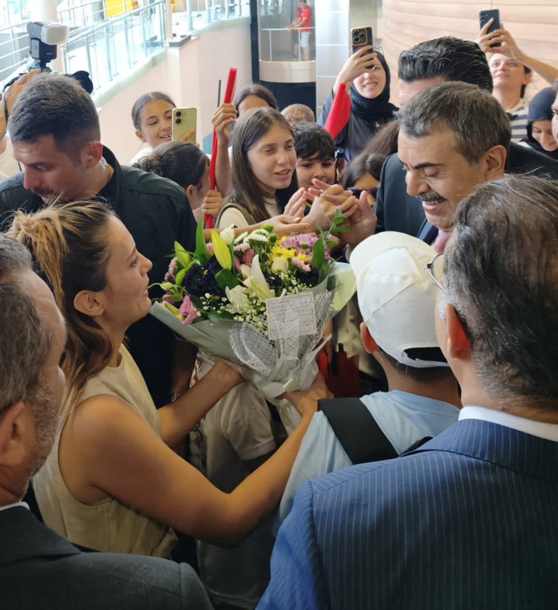 Eliff9394's tweet photo. @Yusuf__Tekin Sayın Bakanım, görevimizin başındayız ama aklımız çoğu zaman evimizde. 🏠 Aile birliği, sağlık ve engellilik gibi mazeretlerle bekleyen öğretmenlerin de sevdiklerine yakın olabilmesi için il emri umudumuzu koruyoruz. @cftcblnt @mebpgm #ilEmriyleMutluAileler 🍀🍀 https://t.co/I1OEzvCpMC