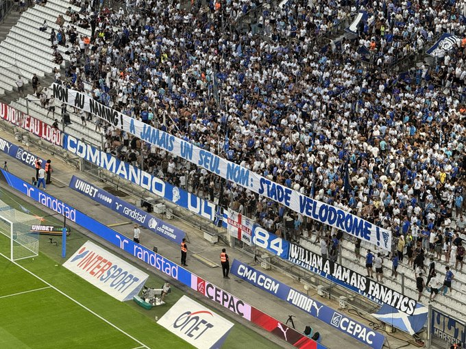 _FootPlus's tweet photo. 🚨 "Non au naming ! À jamais un seul nom : stade Vélodrome !" 🏟️💙🤍

La banderole est tombée dans le virage sud, à 10 minutes du coup d’envoi. 💪

💬 Pour ou contre le naming du Vélodrome ? 👇

#OMRCSA #StadeVélodrome https://t.co/kYsypTQ5uy