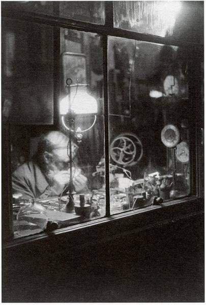ParisAMDParis's tweet photo. 📸 Brassaï. 
L'horloger.
1930-32. Paris https://t.co/wWy6ttwhql
