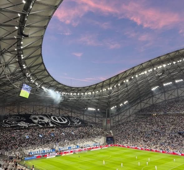 _FootPlus's tweet photo. 🚨🚨🚨 𝗟𝗘 𝗩𝗘𝗟𝗢𝗗𝗥𝗢𝗠𝗘 𝗘𝗡 𝗙𝗨𝗦𝗜𝗢𝗡 𝗣𝗢𝗨𝗥 𝗟𝗘 𝗚𝗥𝗔𝗡𝗗 𝗥𝗘𝗧𝗢𝗨𝗥 ! 🔥💙🤍

Tifo, fumigènes, chants… Les supporters marseillais ont mis le feu pour OM – Strasbourg. 🏟️

💬 Vous étiez au stade ou devant votre écran ? 

#OMRCSA #Vélodrome #Ligue1 https://t.co/v40preMNGI